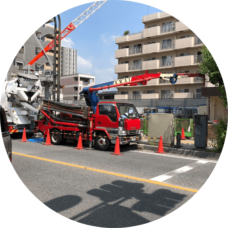 荒井圧送のポンプ車がコンクリート圧送工事をしている最中の写真